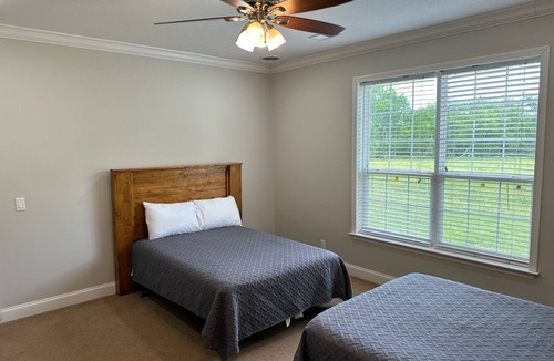 Mountain View House | Spacious ranch-style home