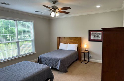 Mountain View House | Spacious ranch-style home