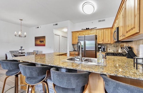 Kimball Junction Condo | Spacious Redstone Condo Sleeps Six! Well equipped kitchen and garage parking!