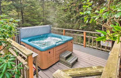 Manchester House | Spacious Redwood Retreat w/Hidden Hot Tub