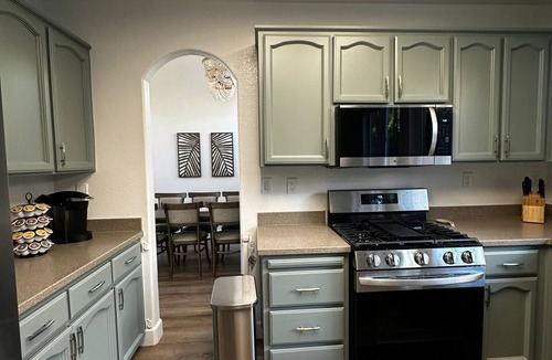 Folsom House | Spacious Remodeled 4-bedroom house with AC and WiFi near serene Old Folsom
