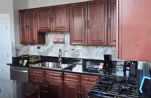 The Gap Apartment | Spacious & Renovated 3BR/2BA Full Kitchen. Steps from McCormick Place & the Loop