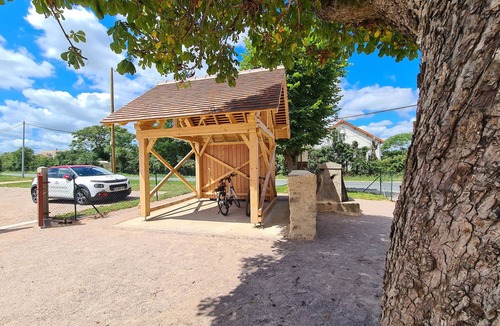 Le Magny House | Spacious Renovated Cottage for 20, Near George Sand's Home, Golf & Lake, 4-Star Amenities