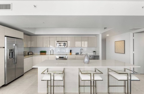 Hallandale Beach Condo | Spacious Resort Condo: Modern Comforts & Miami Vibes - 25 min to MAJOR INTERNATIONAL SPORTING EVENT!