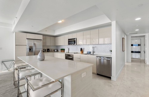 Hallandale Beach Condo | Spacious Resort Condo: Modern Comforts & Miami Vibes - 25 min to MAJOR INTERNATIONAL SPORTING EVENT!