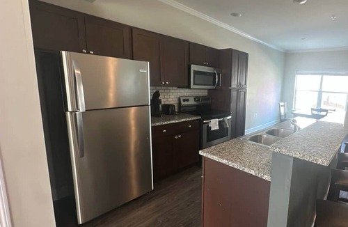 Central Condo | Spacious Retreat | 6 min to Botanical Garden