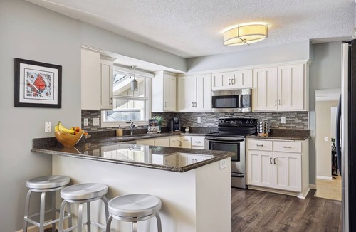Plymouth House | Spacious retreat close to Wayzata, Lake Minnetonka and outdoor trails. nn