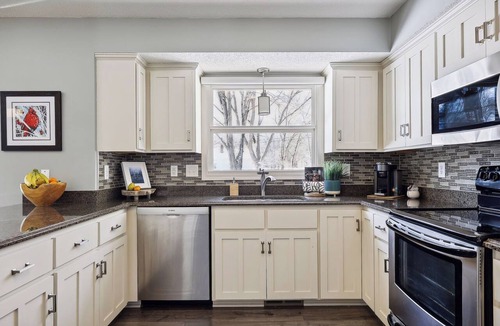Plymouth House | Spacious retreat close to Wayzata, Lake Minnetonka and outdoor trails. nn