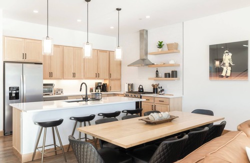 Fraser House | Spacious Retreat II Fireplace, Hot Tub, Free Bus, 2 Master Bedrooms