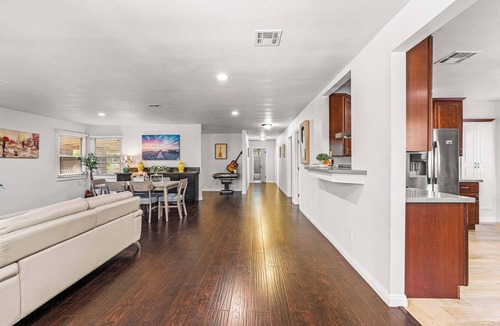 East Pasadena House | Spacious Retreat w Large Kitchen & Outdoor Patio