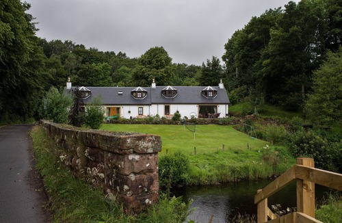Balfron Cottage | Spacious Riverside Cottage Perfect For Families, groups,pets. * NEW HOT TUB*