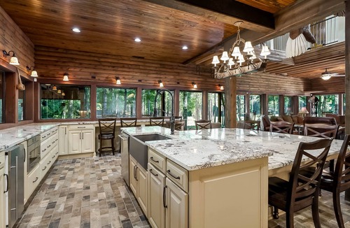 Clinton Cabin | Spacious Riverside Lodge on 370 acres near Tuscaloosa, 8 bedrooms - sleeps 15