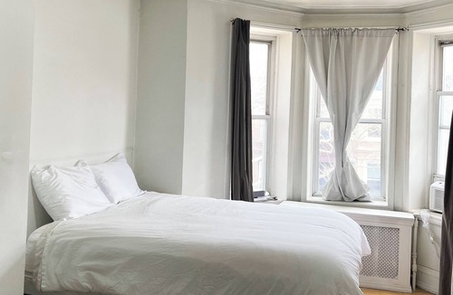 Brooklyn Apartment | Spacious room 20 mins from Manhattan