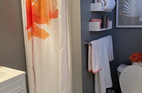 Edgewater House | Spacious room for rent w/pvt . bathroom and amazing NYC views in Edgewater NJ.