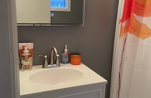 Edgewater House | Spacious room for rent w/pvt . bathroom and amazing NYC views in Edgewater NJ.