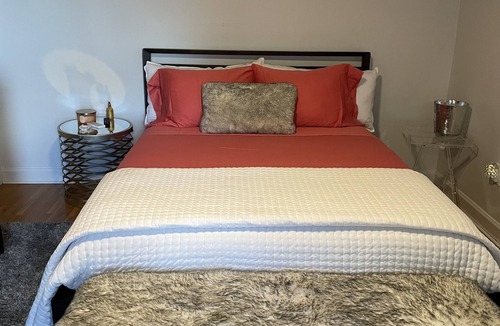 Edgewater House | Spacious room for rent w/pvt . bathroom and amazing NYC views in Edgewater NJ.