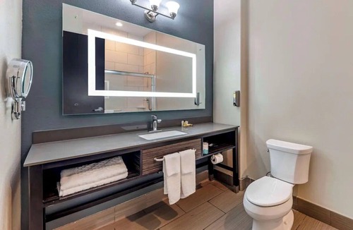 Pflugerville Hotel | Spacious Room for Families Near Typhoon Texas Water Park - 2.8 miles