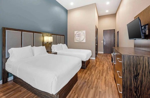 Pflugerville Hotel | Spacious Room for Families Near Typhoon Texas Water Park - 2.8 miles