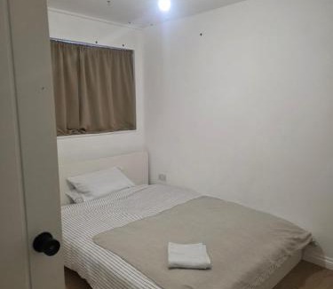 Stratford House | Spacious room