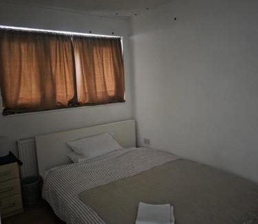 Stratford House | Spacious room