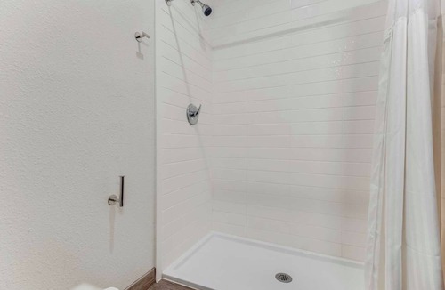 Eastside Promise Neighborhood Hotel | Spacious Room Perfect for Travelers in I-10 & I-35 - Complimentary Breakfast