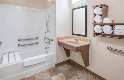 Berwick Hotel | Spacious Room w/Kitchenette for Families Traveling Near Adventureland Resort