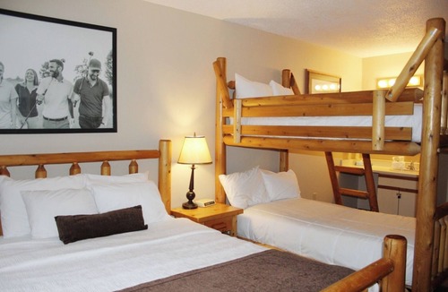 Iron Mountain Hotel | Spacious Room with On-site Dining and Indoor Pool - Ideal for Families