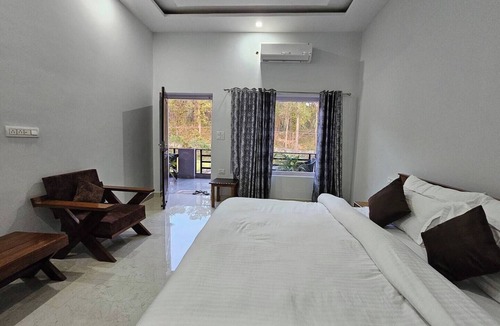 Ramnagar Bed & Breakfast | Spacious Room with Balcony in a Naturalist's Home