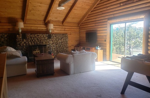 Greer Cabin | Spacious Rustic Log Cabin