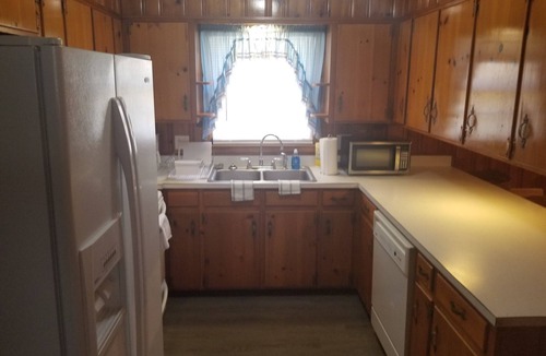 Albany House | SPACIOUS SAFE LONG TERM STAY HOME CLOSE TO HOSPITAL, MALL, & RESTAURANTS!