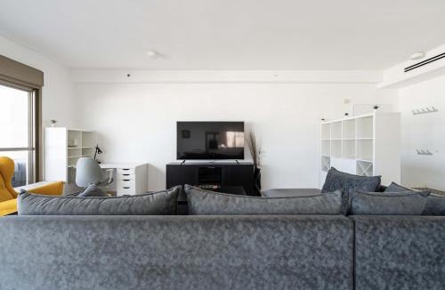 Ashdod Apartment | Spacious Sea-View Penthouse + Big Balconies