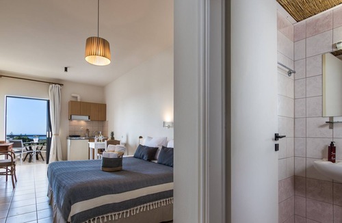 Galatas Apartment | Spacious Sea View Studio
