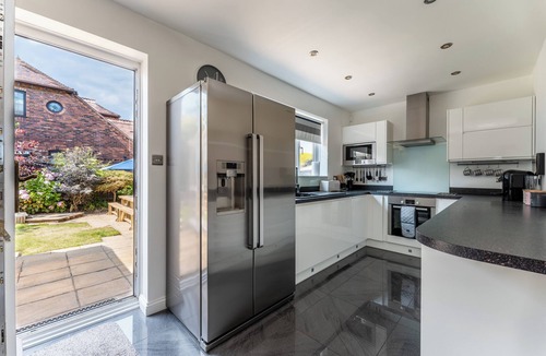 Bournemouth House | Spacious Seaside Home in Peaceful Coastal Setting - 5 Minutes Walk to the Beach