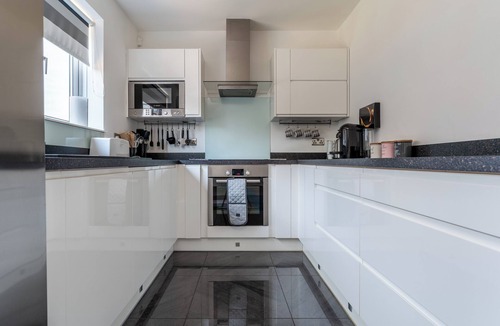 Bournemouth House | Spacious Seaside Home in Peaceful Coastal Setting - 5 Minutes Walk to the Beach