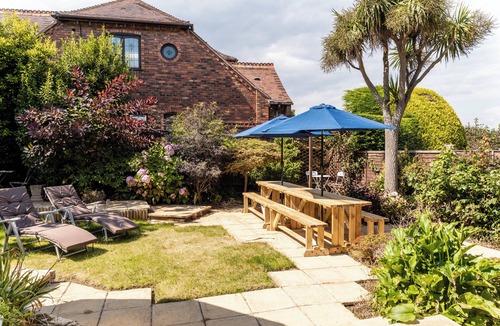 Bournemouth House | Spacious Seaside Home in Peaceful Coastal Setting - 5 Minutes Walk to the Beach