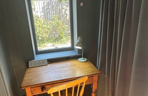 Nettlestone House | Spacious seaside home, stroll to the beach! A perfect Isle of Wight getaway.