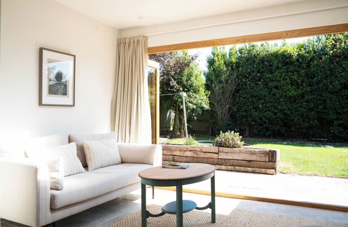 Nettlestone House | Spacious seaside home, stroll to the beach! A perfect Isle of Wight getaway.