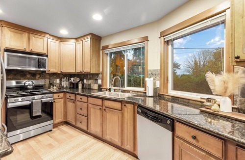 East Queen Anne House | Spacious Seattle Retreat - Sleeps 17 Great For Groups!