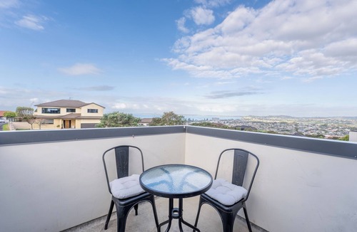 Orewa House | Spacious Seaview 3-Bedroom Home in Orewa