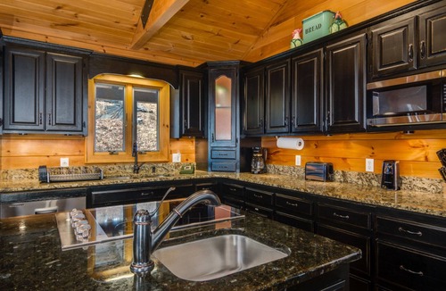 Hemp Cabin | SPACIOUS-SECLUDED CABIN-STUNNING VIEWS-MASTER ON MAIN-POOL TABLE-ARCADE-FIRE PIT