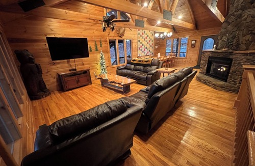 Hemp Cabin | SPACIOUS-SECLUDED CABIN-STUNNING VIEWS-MASTER ON MAIN-POOL TABLE-ARCADE-FIRE PIT