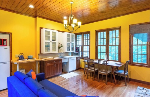 Almond House | Spacious & Secluded Chateau- Near Bryson City w/ Hot Tub, Sleeps 14, Free Coffee