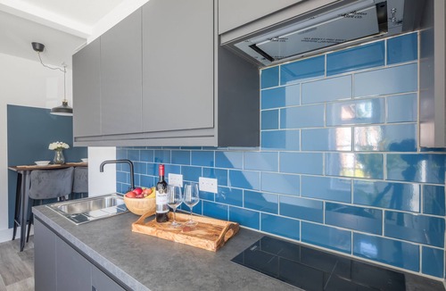 Wolverton Apartment | Spacious self catering serviced studio apartment