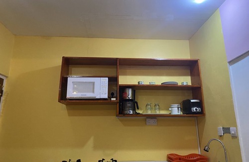 Castle Comfort Apartment | Spacious self contained room with wifi, a kitchenette and jacuzzi