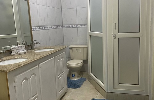 Castle Comfort Apartment | Spacious self contained room with wifi, a kitchenette and jacuzzi