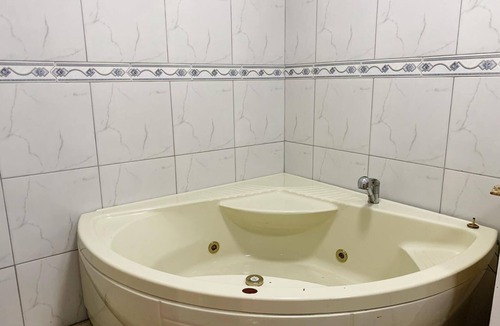 Castle Comfort Apartment | Spacious self contained room with wifi, a kitchenette and jacuzzi