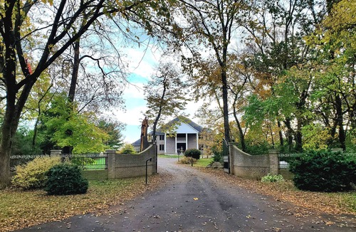 Miamisburg House | Spacious & Serene 7-bedroom house - The Perfect Family Getaway