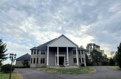 Miamisburg House | Spacious & Serene 7-bedroom house - The Perfect Family Getaway