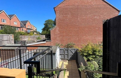 Whittington Apartment | Spacious, Serene and Comfy 2-Bed in Mill Hill East With Free Parking
