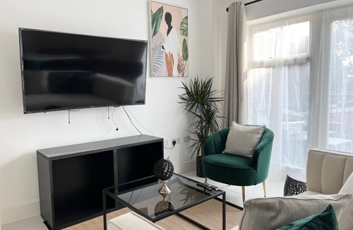 Whittington Apartment | Spacious, Serene and Comfy 2-Bed in Mill Hill East With Free Parking